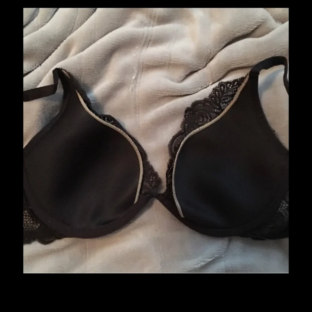 - NWOT - Victoria Secret Black / Nude Lace Bra 34D - Picture 3 of 3